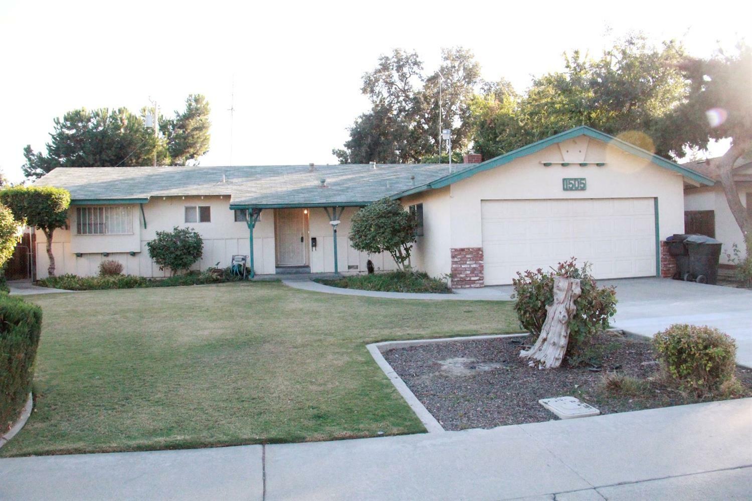 Property Photo:  1505 W Cambridge Avenue  CA 93277 