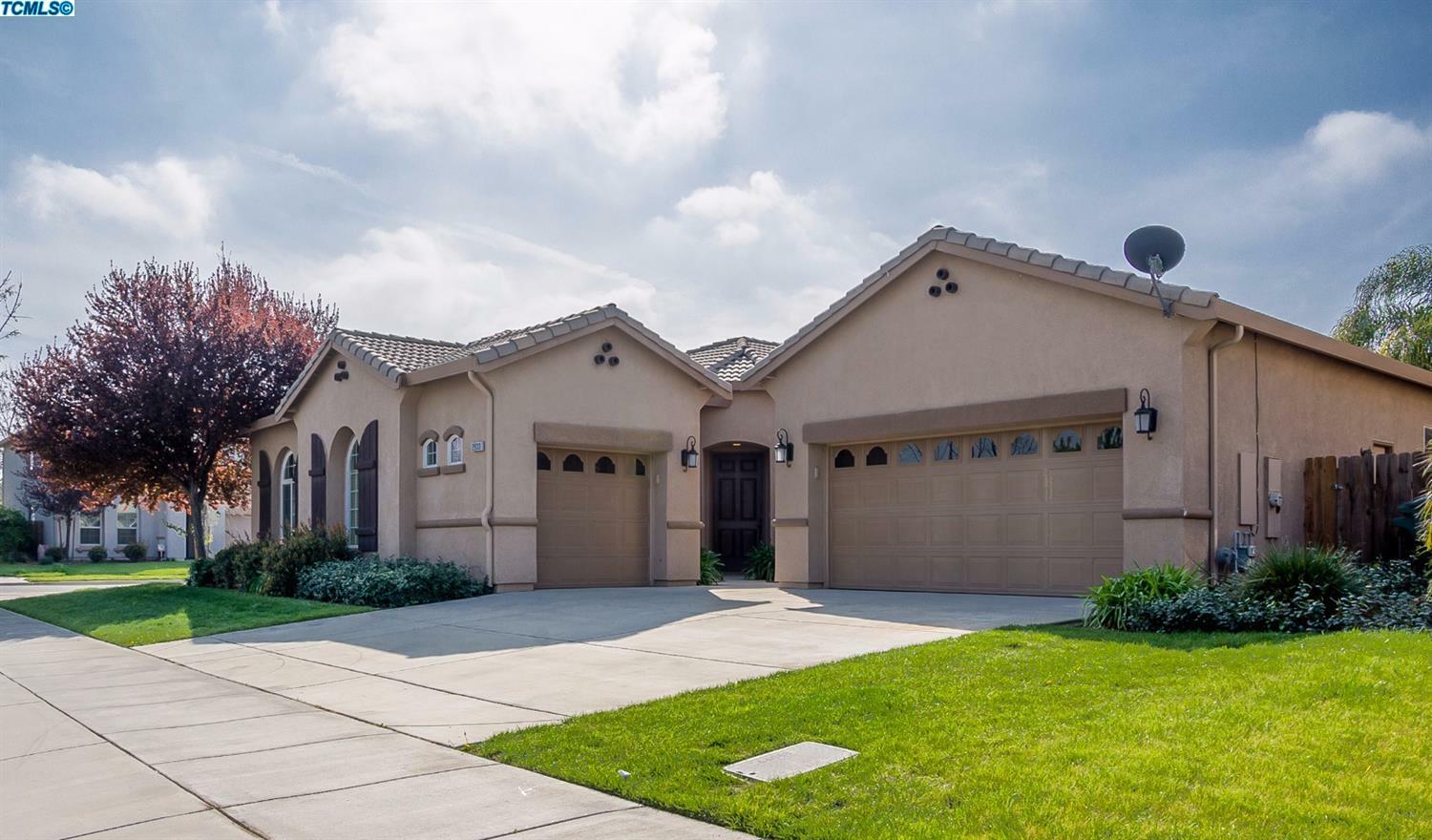 Property Photo:  2933 W Clinton Court  CA 93291 