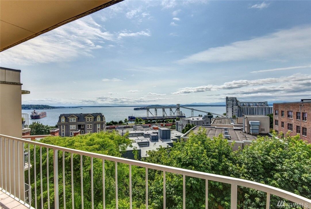 Property Photo:  619  5th Ave  W 503  WA 98119 