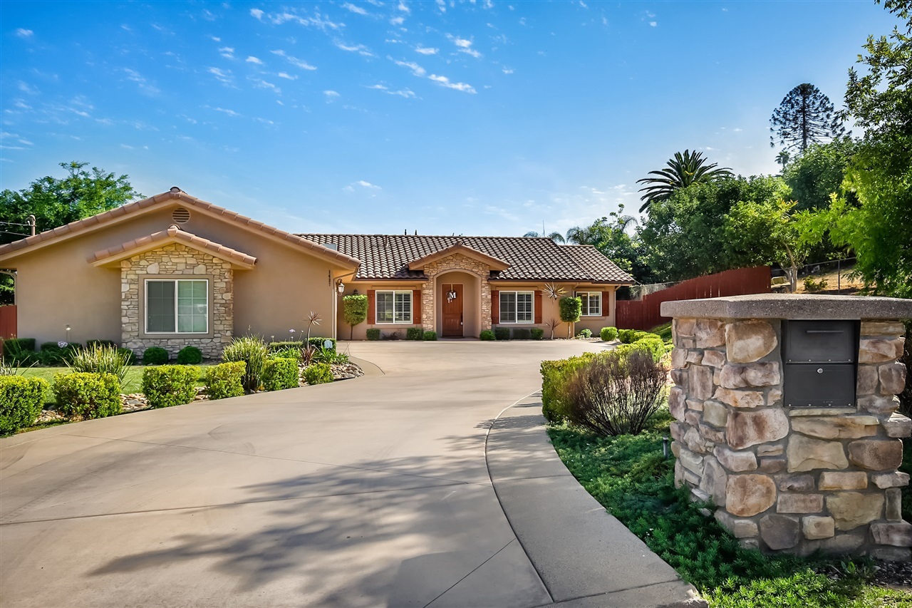Property Photo: 1427 Lloyd Pl CA 92027