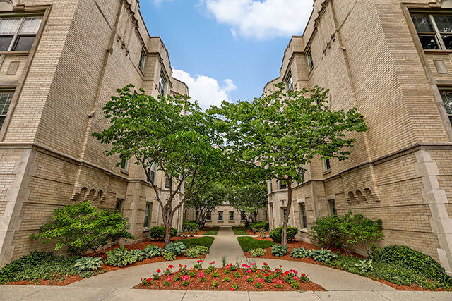 Property Photo: 1452 W Thorndale Avenue G IL 60660