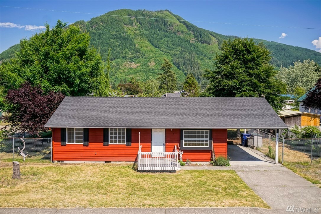 Property Photo:  710 Fullerton St  WA 98241 