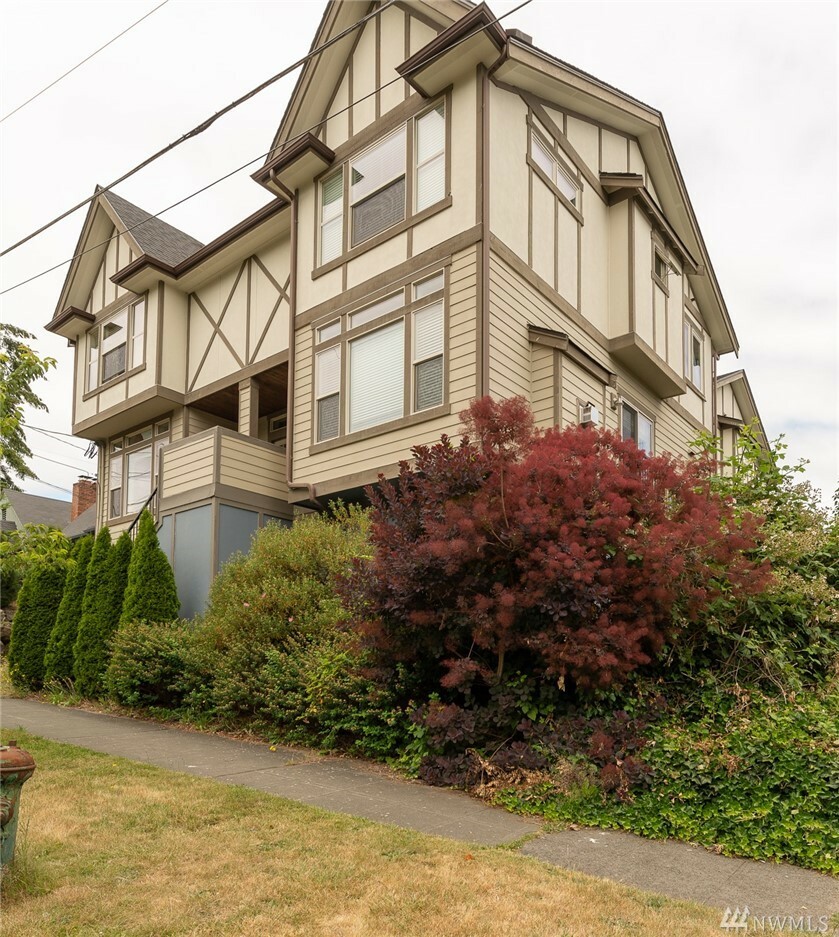 8234 A 17th Ave NE  Seattle WA 98115 photo