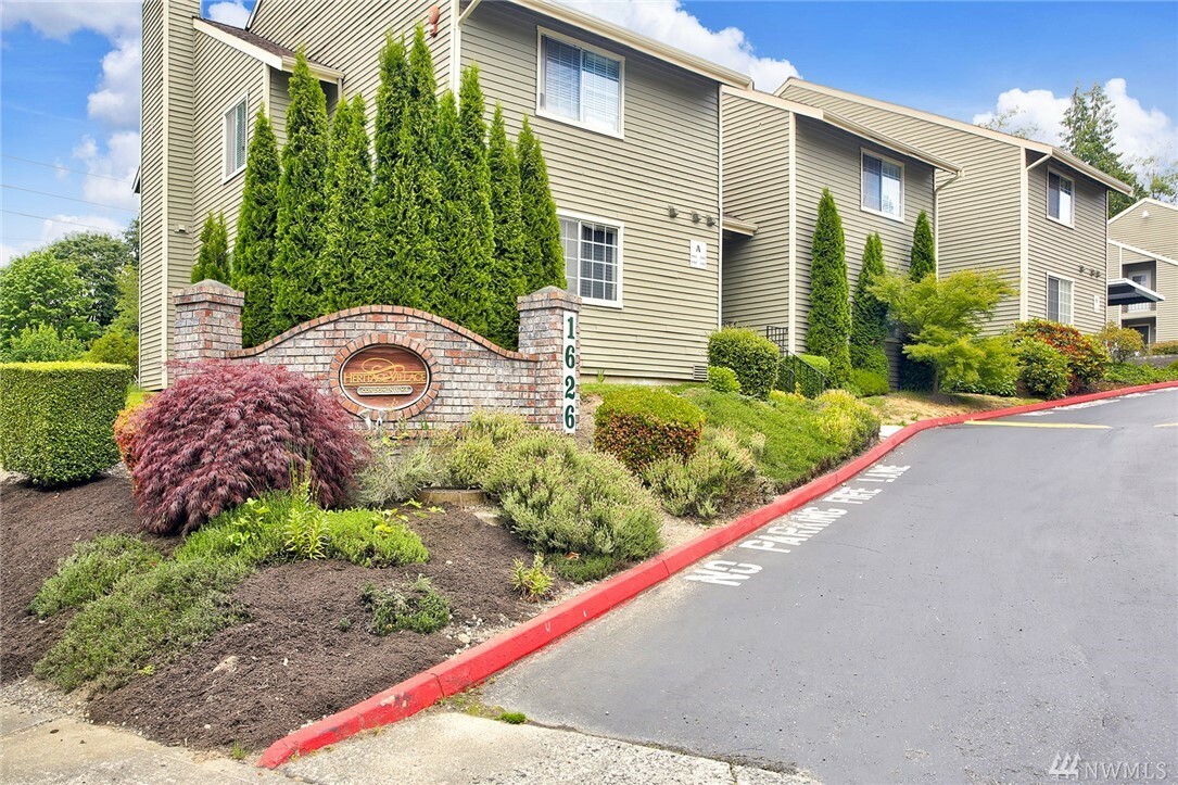 Property Photo:  1626 Grant Ave South E101  WA 98055 