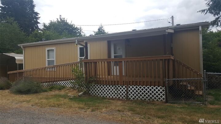 Property Photo:  305 4th St SE  WA 98597 