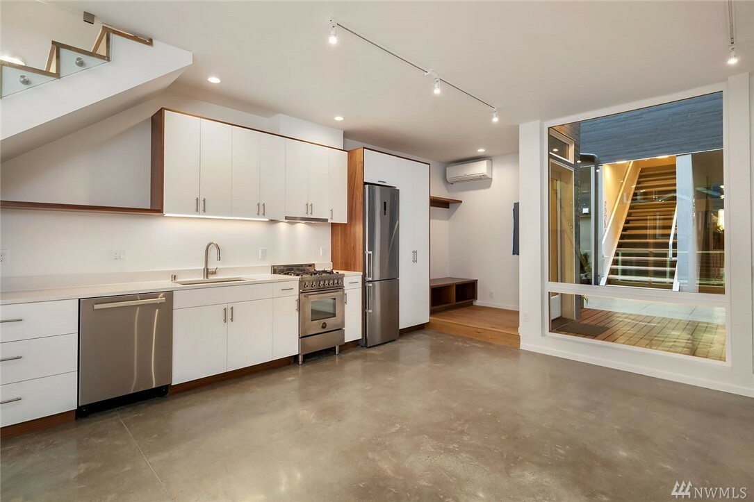Property Photo: 732 D Belmont Place E WA 98102