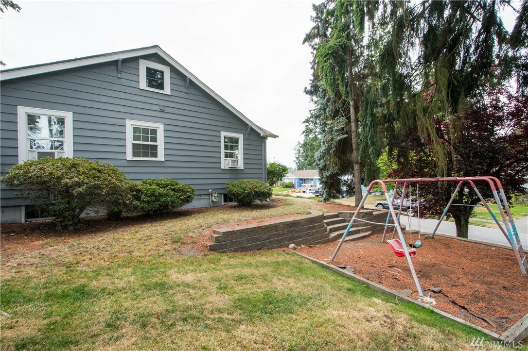 Property Photo:  533 Farallone Ave  WA 98466 