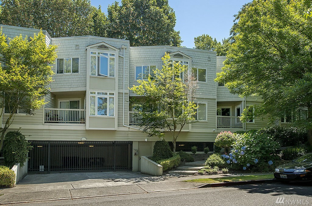 Property Photo: 210 10th St 4 WA 98033