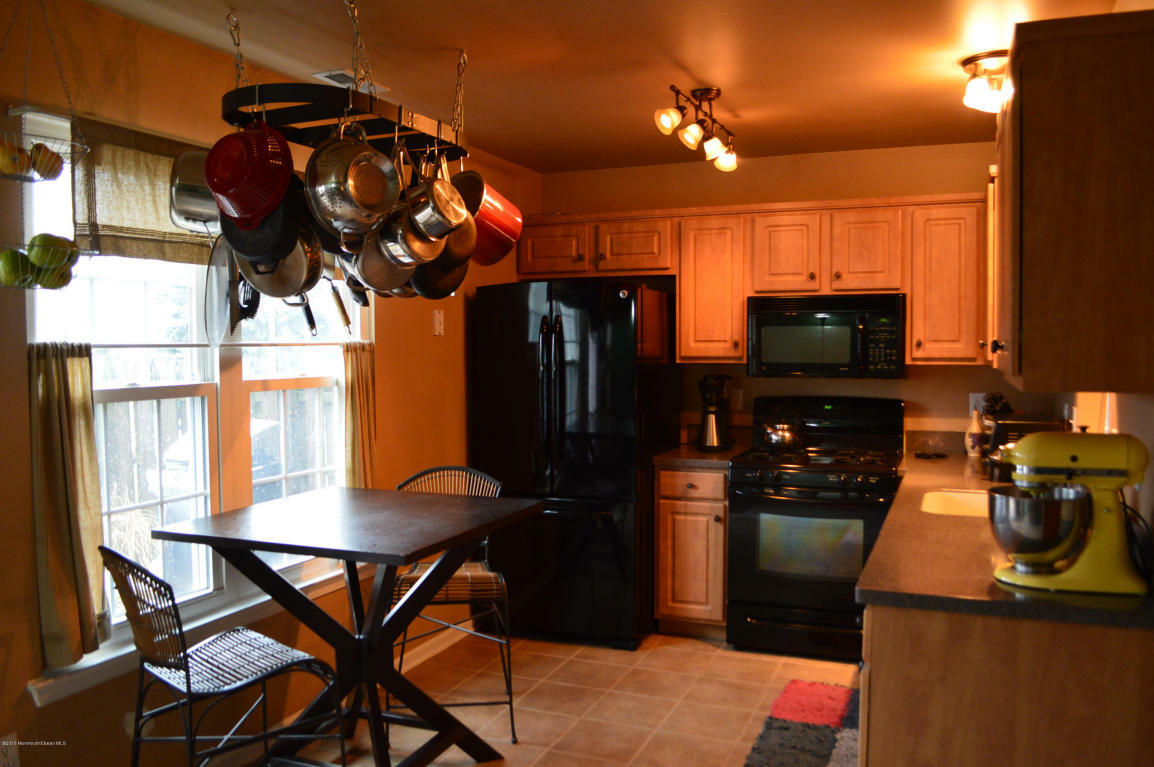 Property Photo:  20 Hemlock Court  NJ 08505 