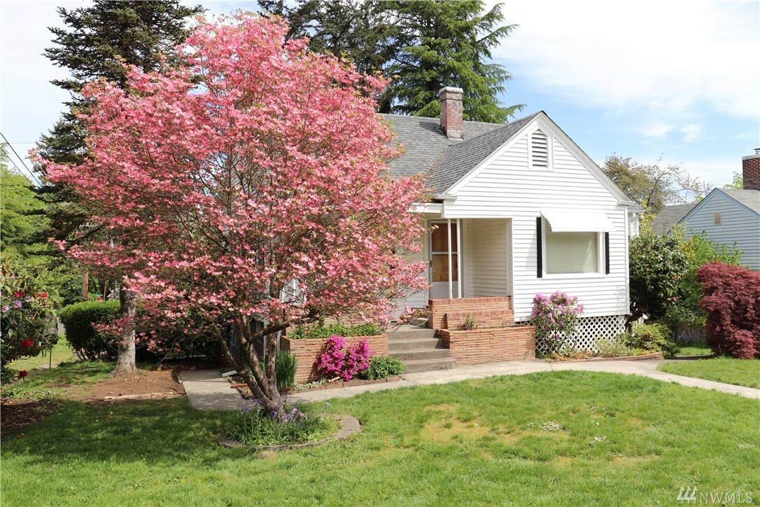 Property Photo:  328 W Wyandotte Ave  WA 98584 