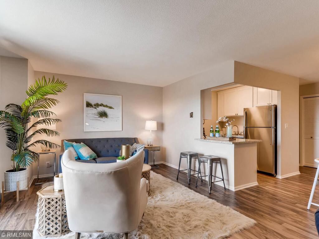 Property Photo:  410 Groveland Avenue 1606  MN 55403 