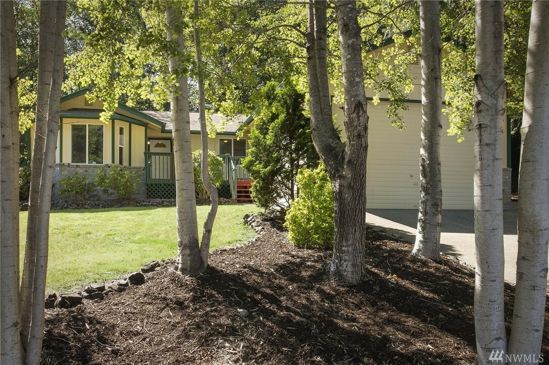 Property Photo:  31 E Huckleberry Dr  WA 98546 