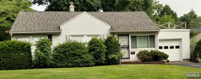 Property Photo:  117 Heatherhill Road  NJ 07626 