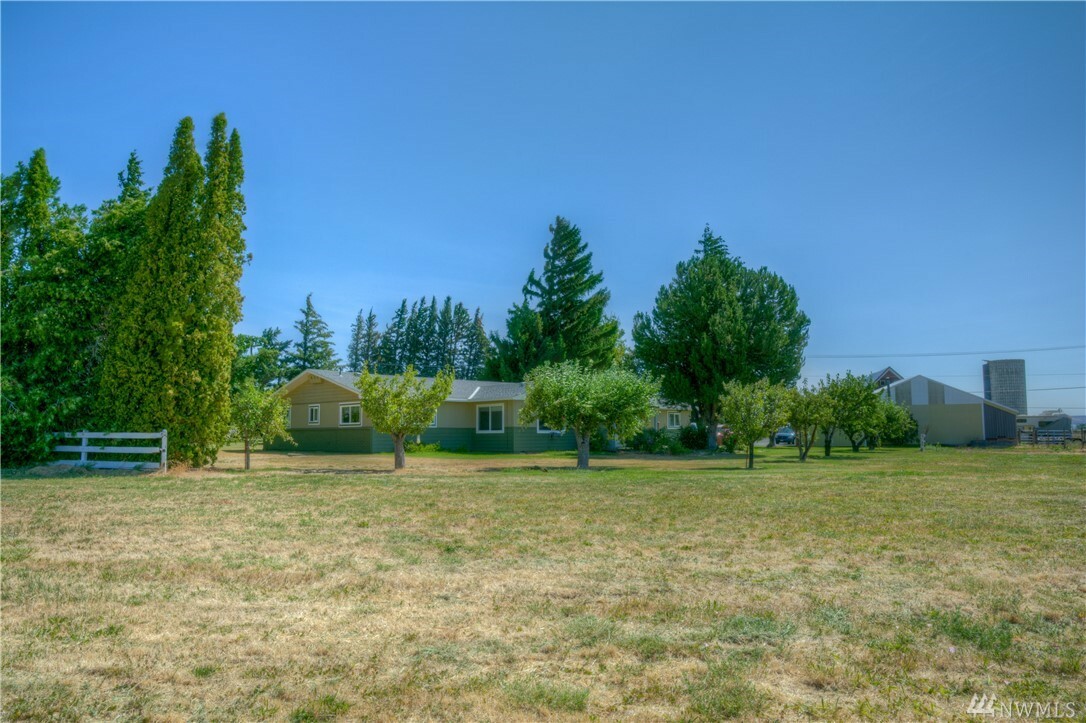 Property Photo:  81 No. 6 Rd  WA 98926 