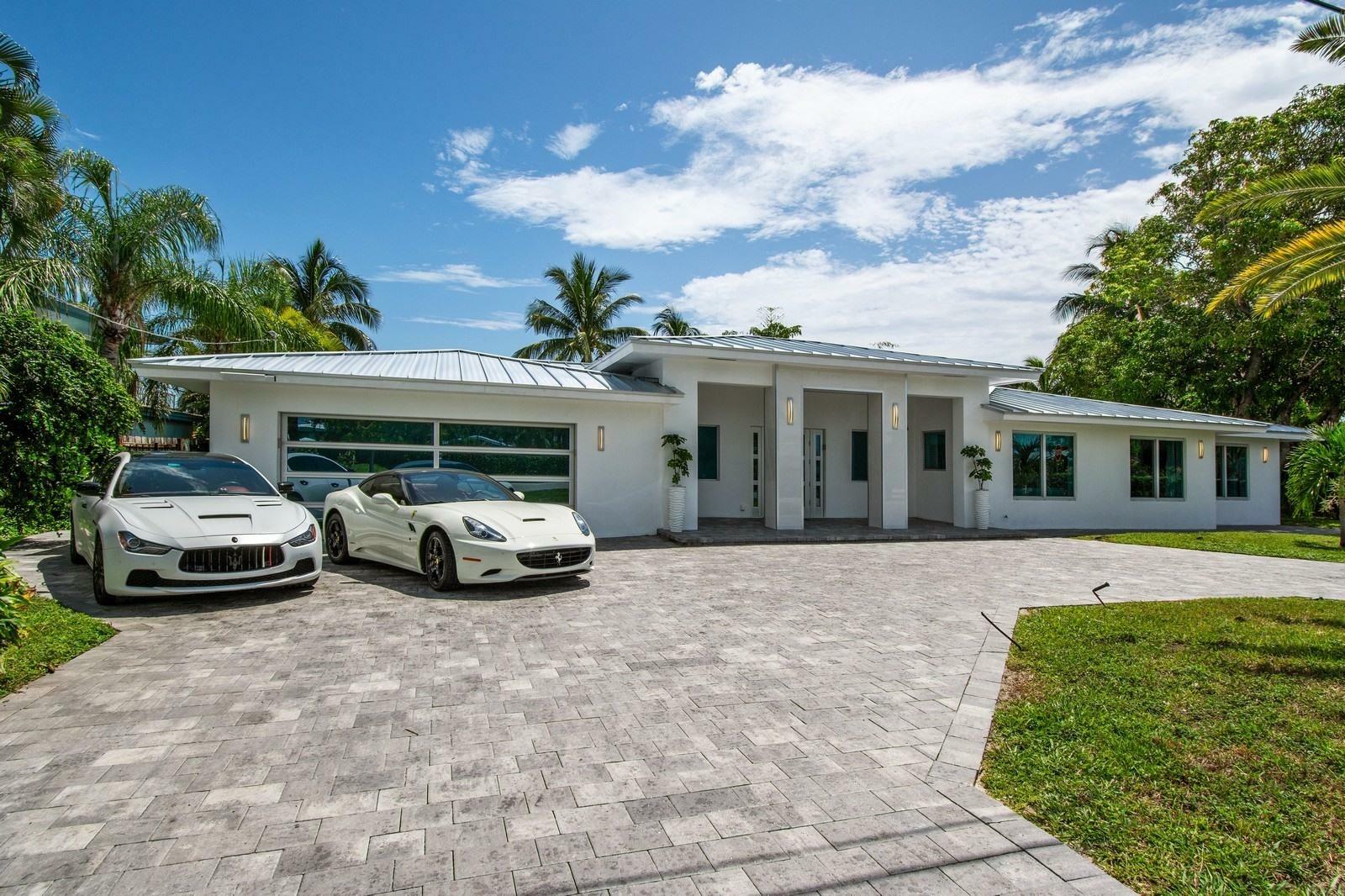 Property Photo:  592 SE 15th Avenue  FL 33441 