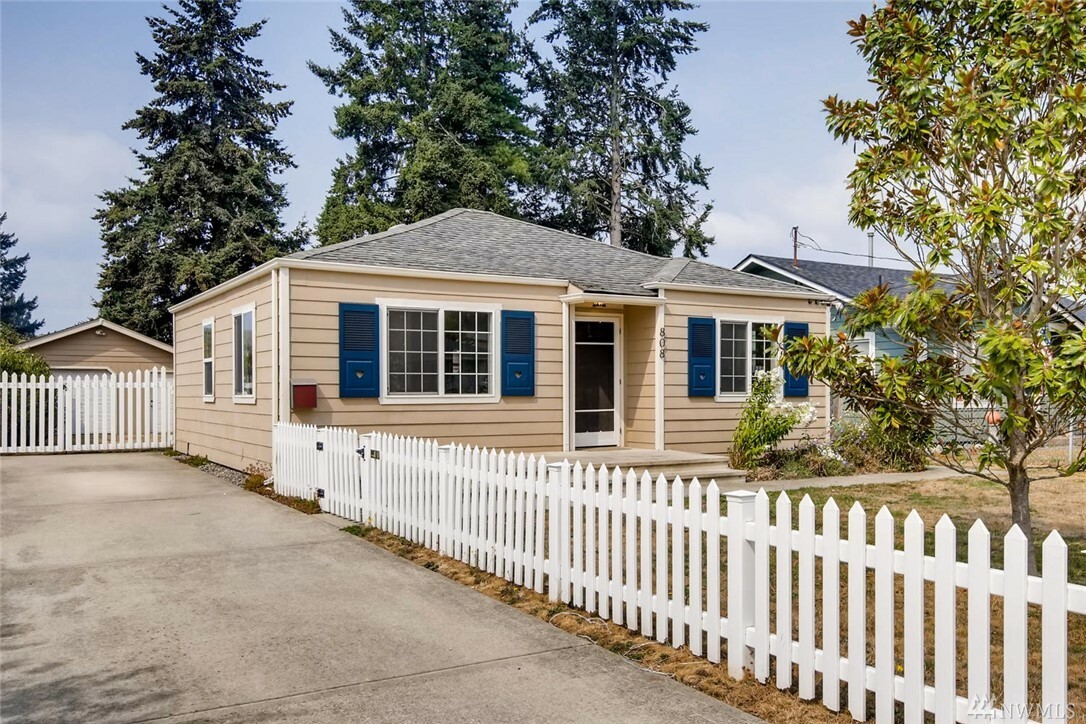 Property Photo:  808 S Rochester St  WA 98465 