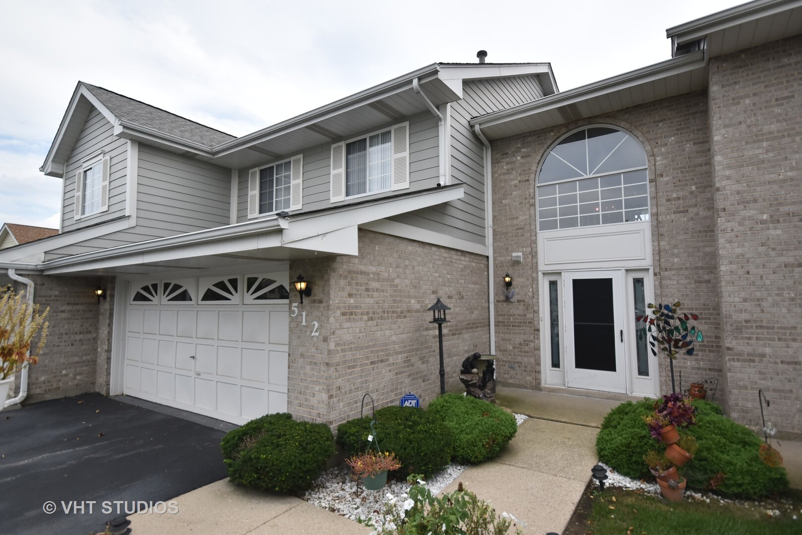 Property Photo: 512 Sarah Court IL 60191
