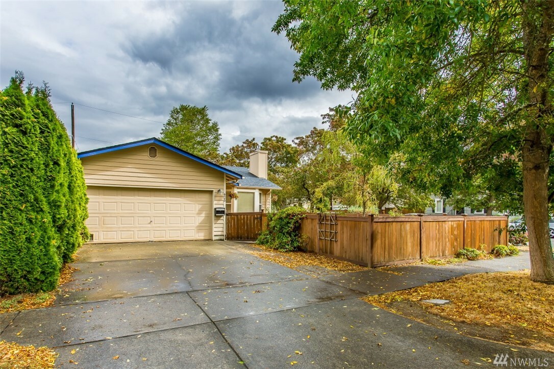 Property Photo:  625 S Oakes St  WA 98405 