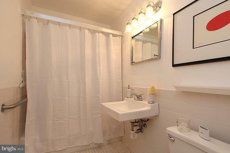 Property Photo: 1362 4th SW DC 20024