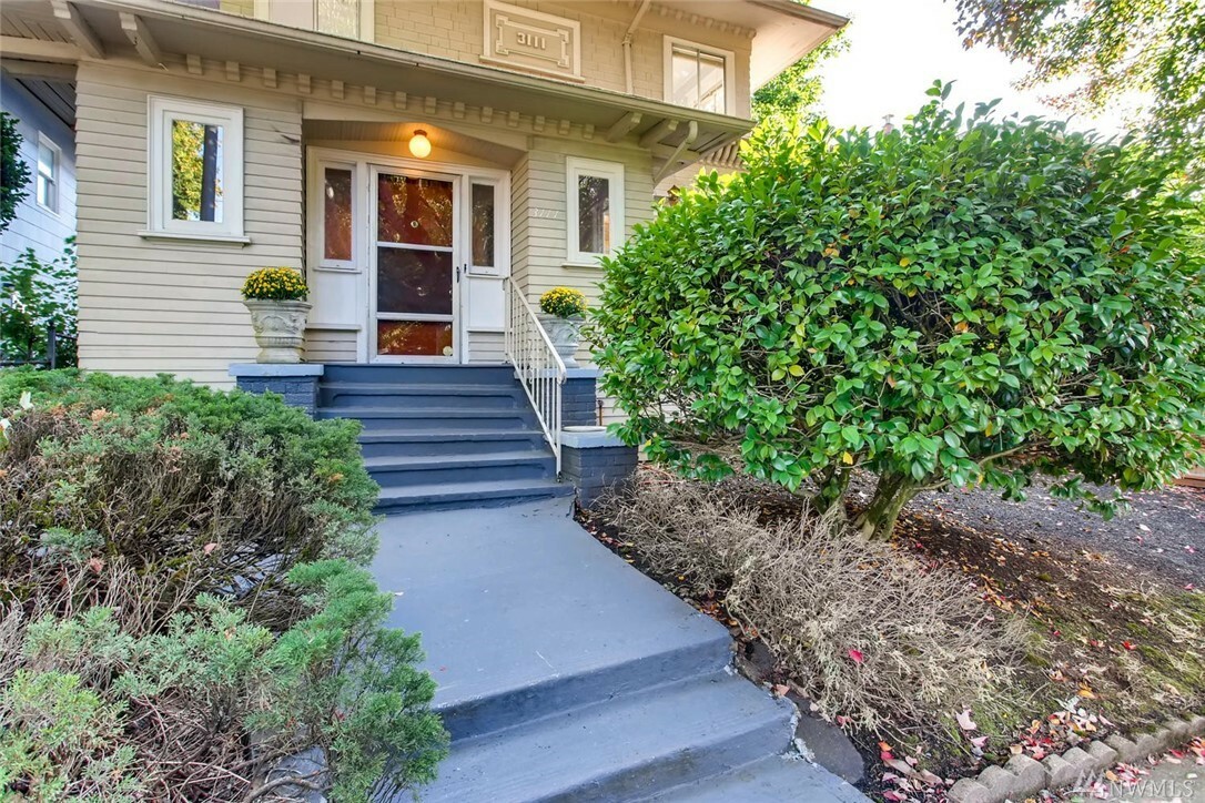 Property Photo:  3111 E Cherry St  WA 98122 