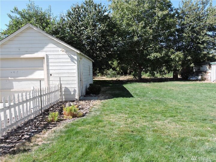 Property Photo: 417 C St SW WA 98823