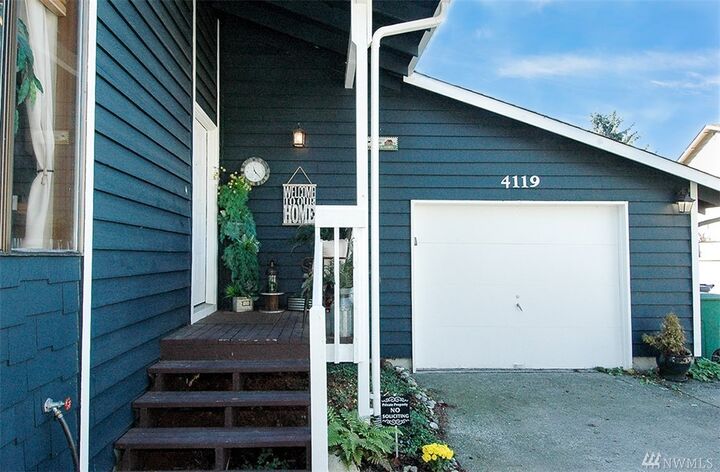 Property Photo: 4119 SE 4th Place WA 98059