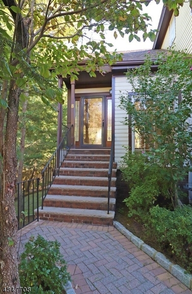 Property Photo:  8 Murray Hill Mnr  NJ 07974 