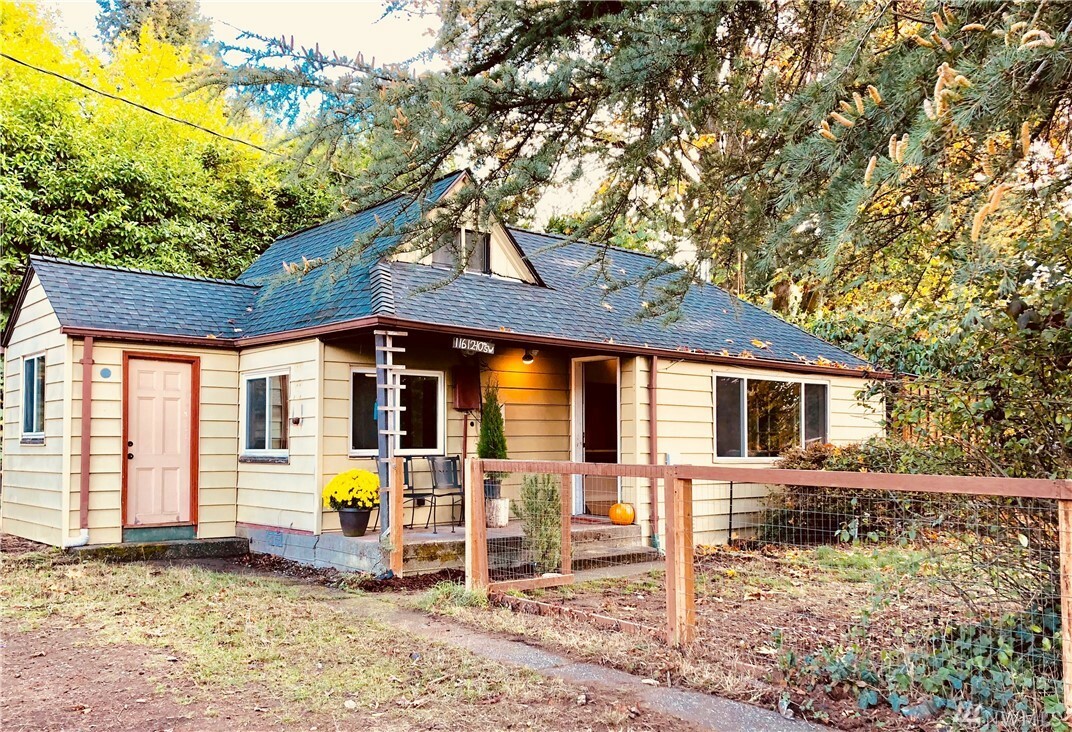 Property Photo:  11612 10th Ave SW  WA 98146 