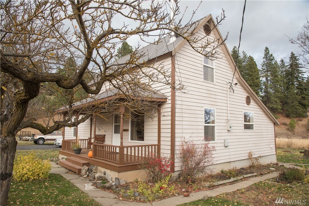 Property Photo:  212 Garden St N  WA 98922 