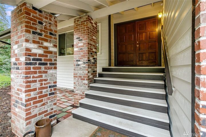 Property Photo: 25435 SE Mirrormont Dr WA 98027