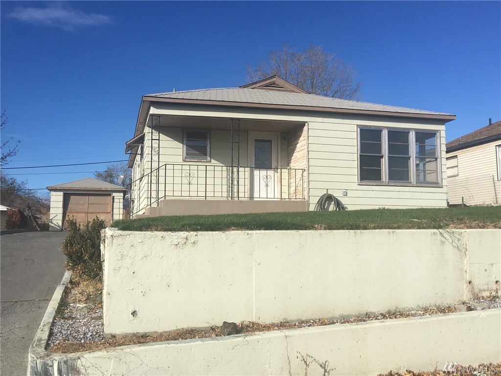 Property Photo: 209 Columbia Rd WA 98823