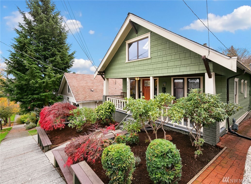 Property Photo:  323 NE 55th St  WA 98105 