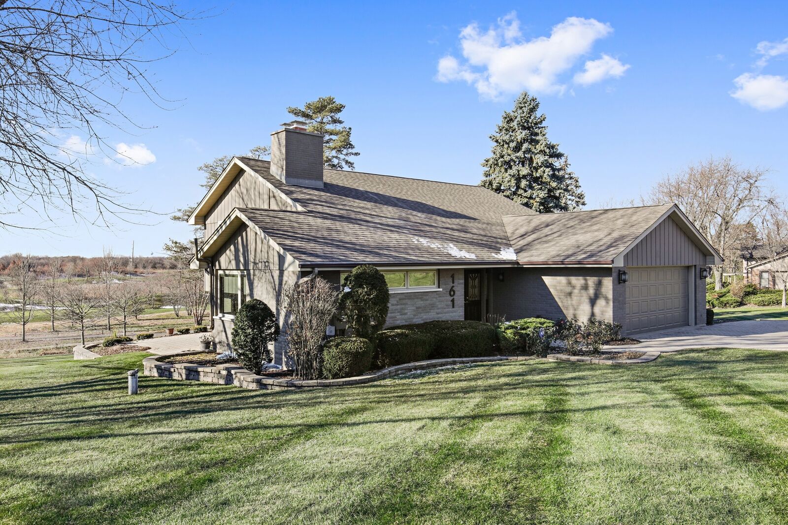 Property Photo:  161 Crestview Court  IL 60010