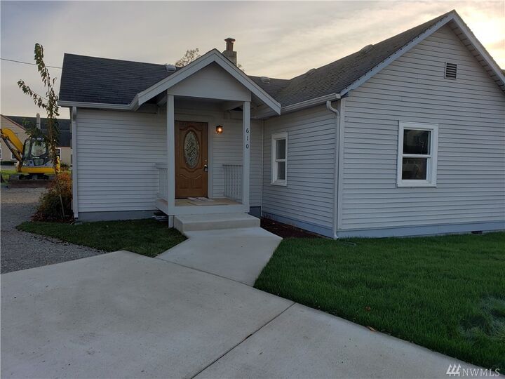 Property Photo:  610 E 57th Street Ct  WA 98404 