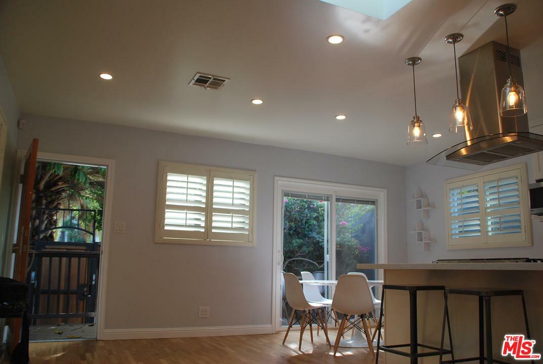 Property Photo:  215 Venice Way  CA 90291 