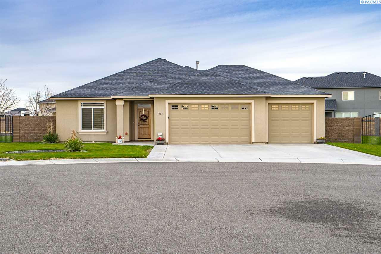 Property Photo: 1333 Platinum Place WA 99353