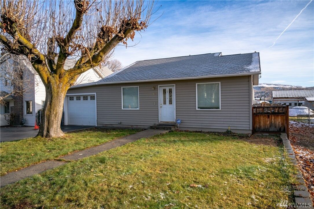 Property Photo:  1405 N Tacoma St  WA 98801