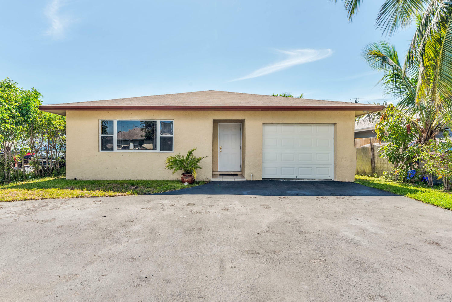 Property Photo:  705 SW 6th Avenue  FL 33444 