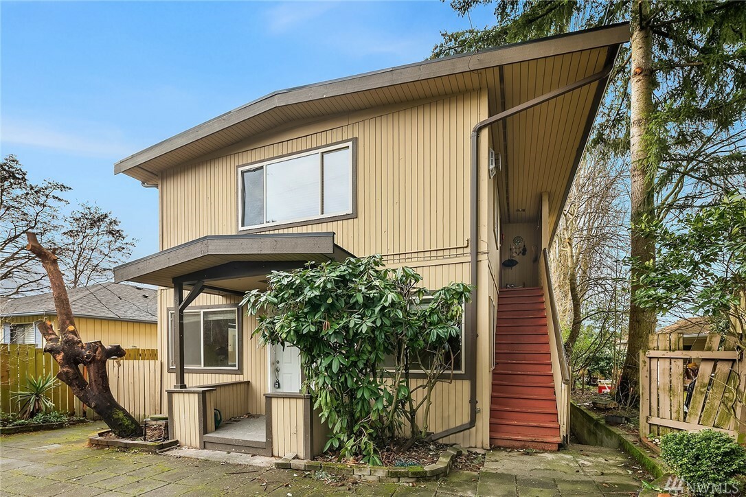 Property Photo:  10533 Interlake Ave N  WA 98133 