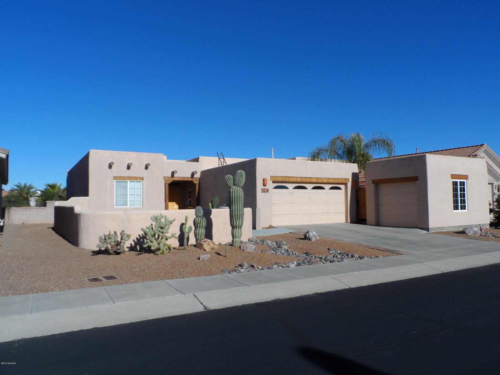 Property Photo:  2812 S Greenside Place  AZ 85614 