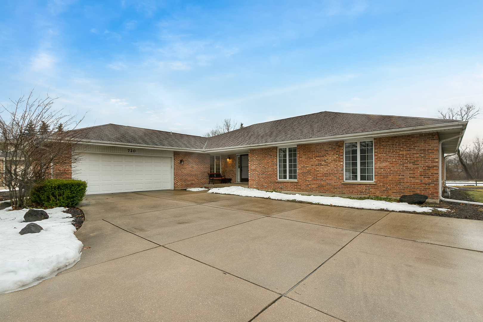 Property Photo: 720 Ruskin Drive IL 60007