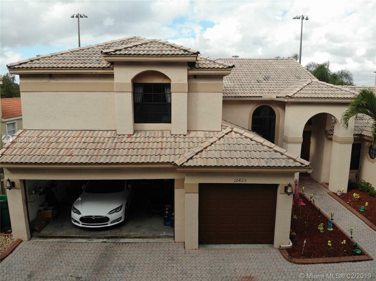 Property Photo: 10425 Bermuda Dr FL 33026