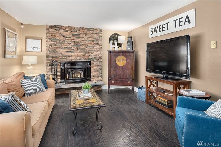 Property Photo: 105 Riverview Dr NE WA 98002