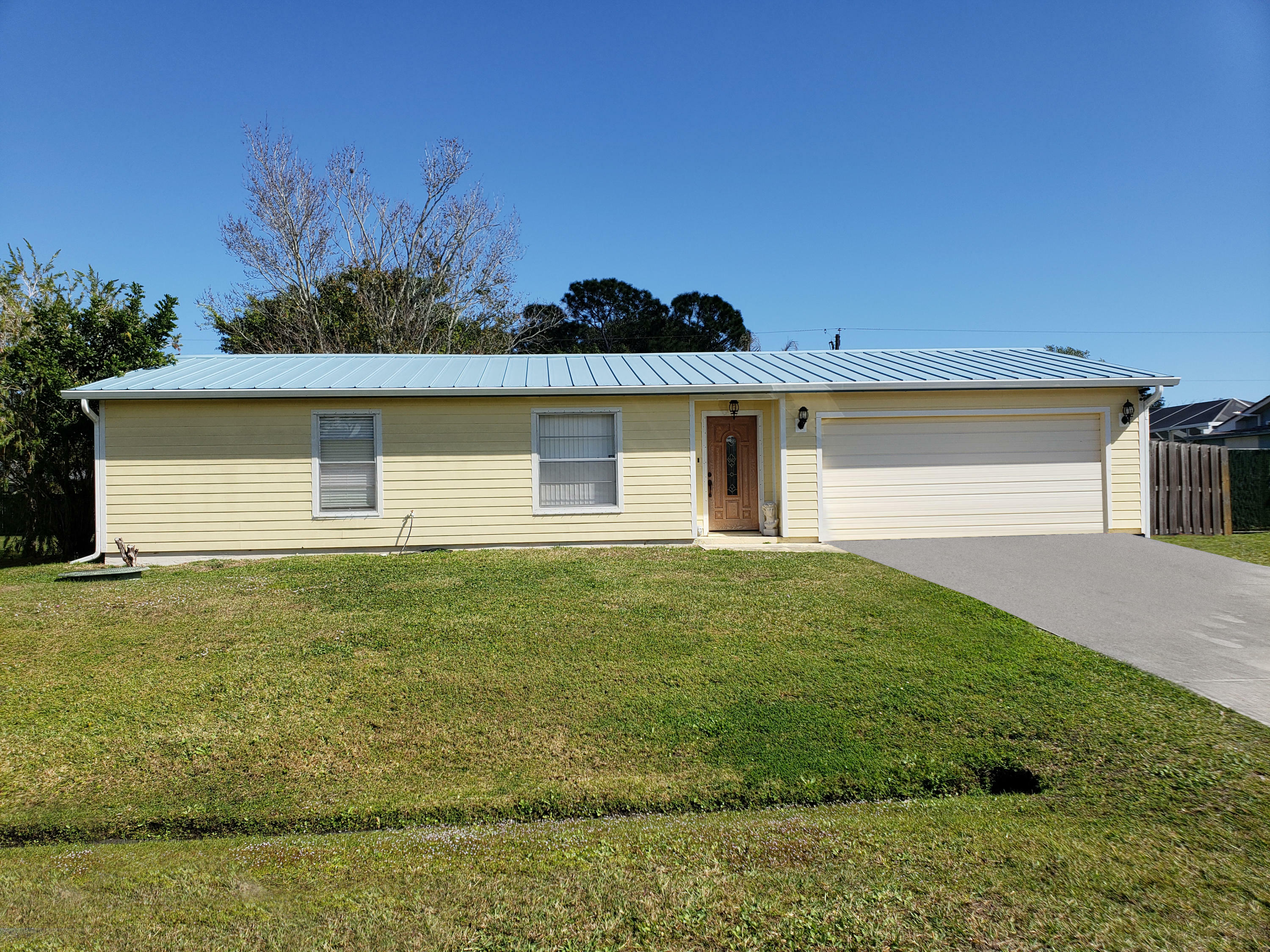 Property Photo:  1125 SW Hogan Street  FL 34983 