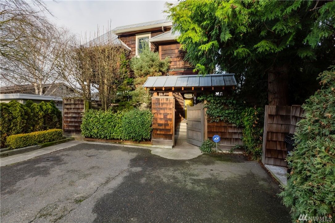 Property Photo:  918 W Emerson St  WA 98119 