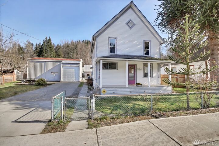 Property Photo:  211 Albert St  WA 98396 