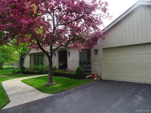 Property Photo:  1406 Timberview Trail  MI 48304 