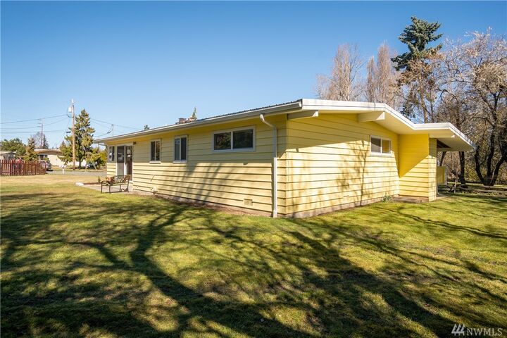 Property Photo:  1705 37th St  WA 98221 