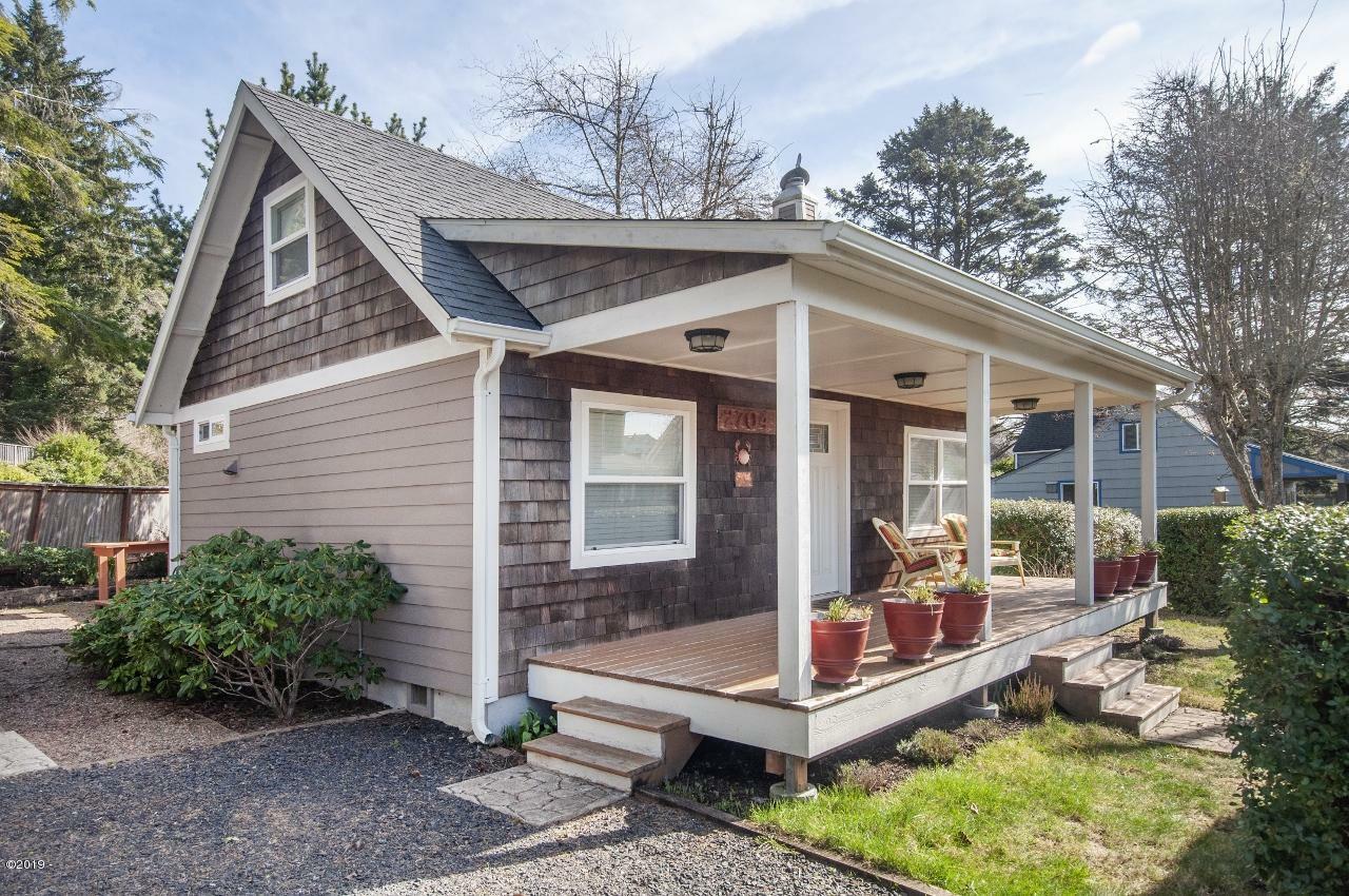 Property Photo: 2704 SW Beach Avenue OR 97367
