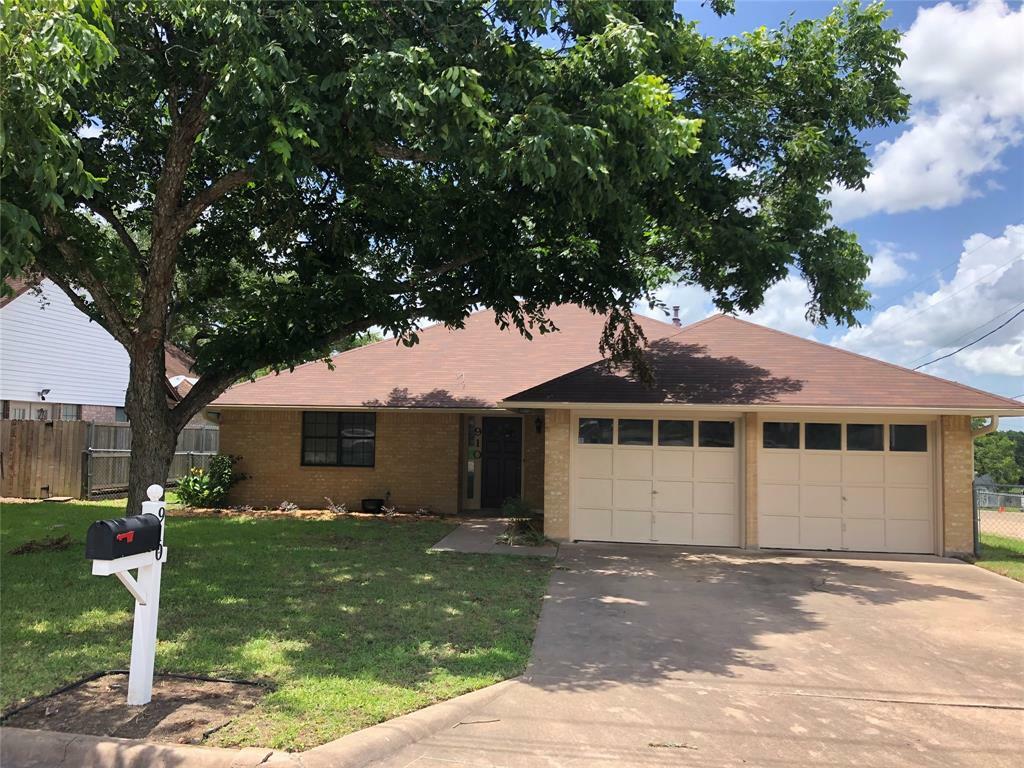 Property Photo: 910 W Stone St TX 77833